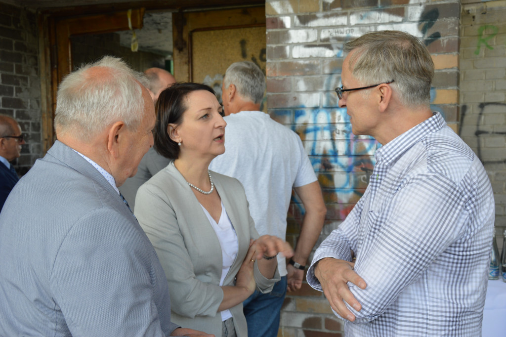 Minister Gawin na terenie zruinowanego basenu