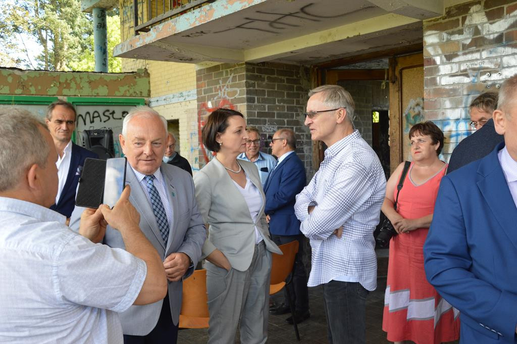 Minister Gawin na terenie zruinowanego basenu