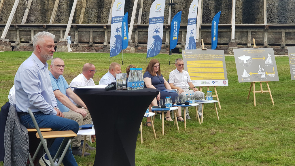 Konferencja prasowa pod Tężniami