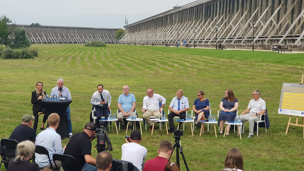 Konferencja prasowa pod Tężniami
