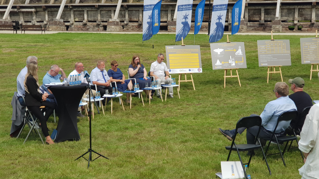 Konferencja prasowa pod Tężniami