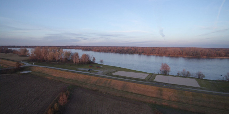 Miejska plaża nad brzegiem Wisły w Ciechocinku.
