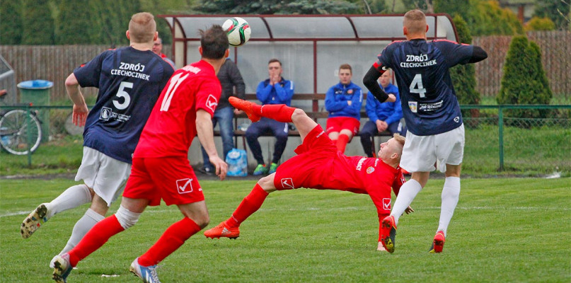 Po czterech porażkach z rzędu piłkarze Zdroju wreszcie odnieśli zwycięstwo. Fot. pociągdofutbolu (archiwum)