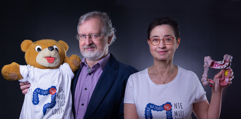 Prof. Jarosław Reguła i dr hab. n. med. Barbara Radecka będą w trakcie kampanii ?Nie miej tego gdzieś? wyjaśniać tematy związane z profilaktyką i leczeniem raka jelita grubego.