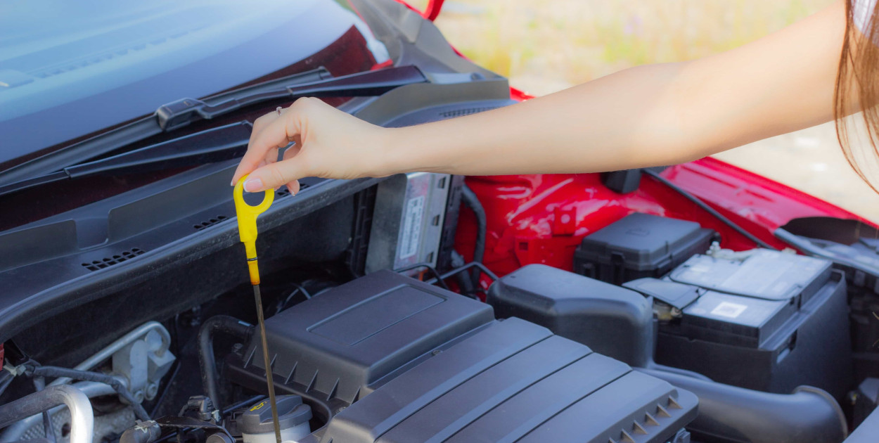 Jak sprawdzić olej w samochodzie? Praktyczny poradnik krok po kroku