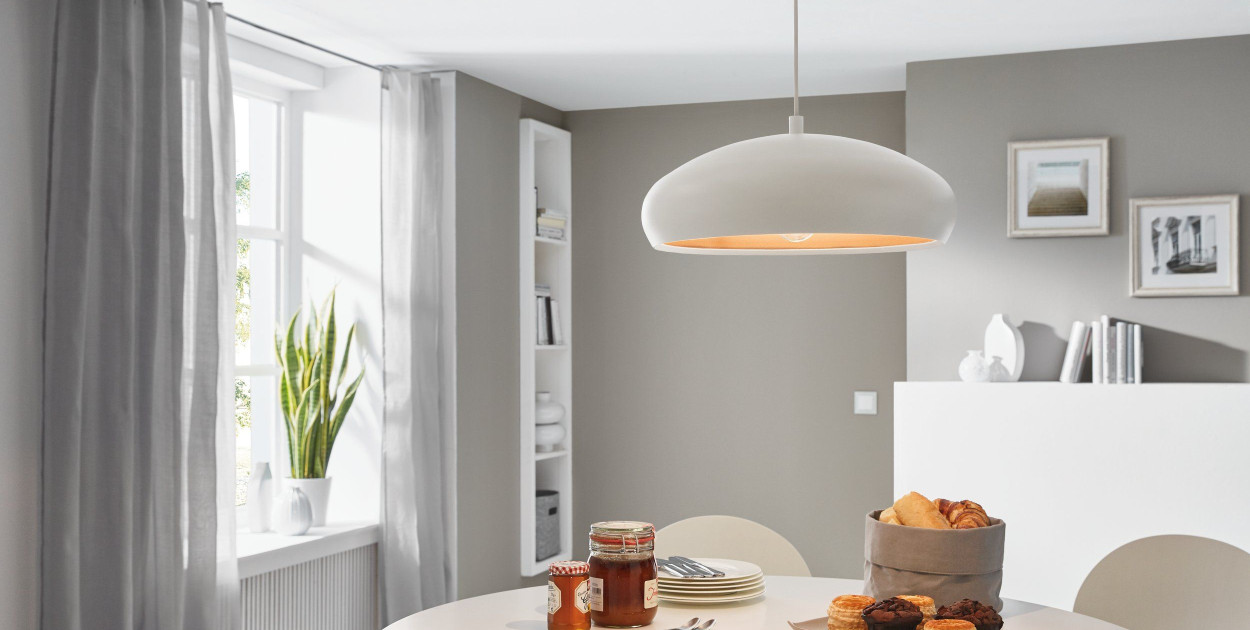 Jakie lampy sufitowe nad stolik kawowy wybrać?