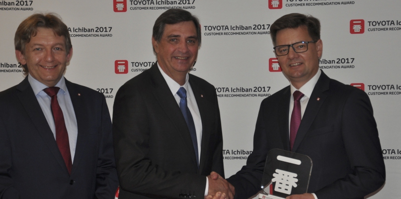 Ceremonia wręczenia nagrody Toyota Ichiban 2017 w Antwerpii. Od lewej: Prezydent toyota Motor Poland - dr Jacek Pawlak, w środku Prezydent Toyota Motor Europe - dr Johan van Zyl, po prawej Prezes Firmy Jaworski Auto - Wojciech Jaworski.  