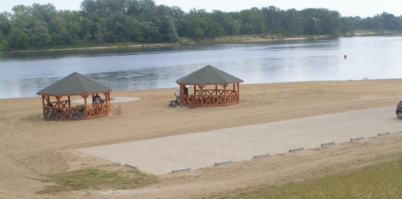 Budowa miejskiej plaży w Ciechocinku. Miejsce, w którym odbędzie się Festiwal Wisły.