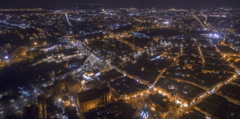 Panorama Torunia nocą widziana z lotu ptaka. Fot. Mateusz Mendyka