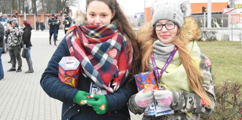 W niedzielę na ulicach Włocławka kwestowało 490 osób. Na zdjęciu 2 wolontariuszki, zbierające pieniądze przy Hali Mistrzów. fot. Kamil Zgodziński