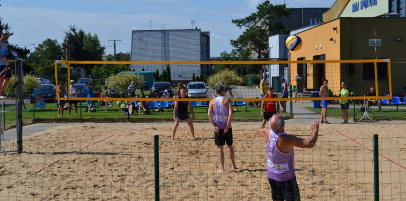 Boiska do siatkówki plażowej przy Hali Sportowej w Ciechocinku.