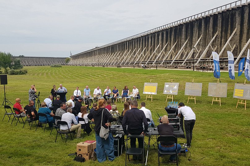 Konferencja prasowa pod Tężniami