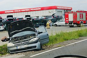 Makabryczny wypadek w Stawkach: Opel doszczętnie skasowany przy złomowisku-12392