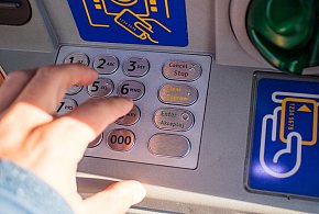 Z kont znikały pieniądze. Policja i bank badają ogólnopolski incydent-13736