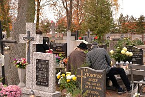 Savoir-vivre na 1 listopada. Jak się zachować podczas wizyty na cmentarzu?-13783