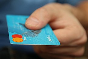 Fiskus skontroluje płatności kartą Polaków? Resort zabiera głos-13910