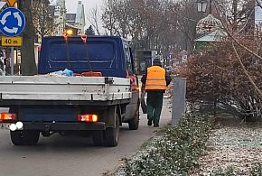 Mieszkanka Ciechocinka alarmuje: Jazda pojazdów miejskich po chodniku-13946