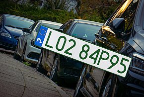 Tablice z zielonymi napisami na kolejnych autach. Nie chodzi o "elektryki"-14177
