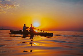 Zdrowy kręgosłup i aktywny wypoczynek: Kajaki na Mazurach dla osób 50+