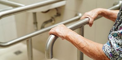 Czym kierować się, kupując uchwyty łazienkowe dla niepełnosprawnych seniorów