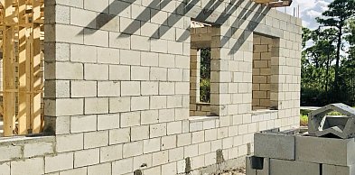 Jak wybrać materiały ścienne do budowy domu energooszczędnego krok po kroku?