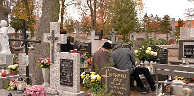 Savoir-vivre na 1 listopada. Jak się zachować podczas wizyty na cmentarzu?-13783