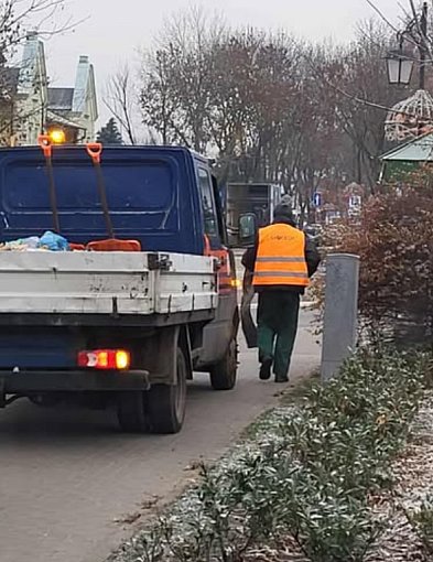 Mieszkanka Ciechocinka alarmuje: Jazda pojazdów miejskich po chodniku-13946