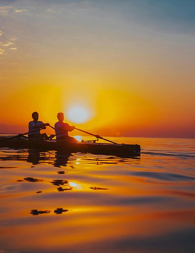 Zdrowy kręgosłup i aktywny wypoczynek: Kajaki na Mazurach dla osób 50+