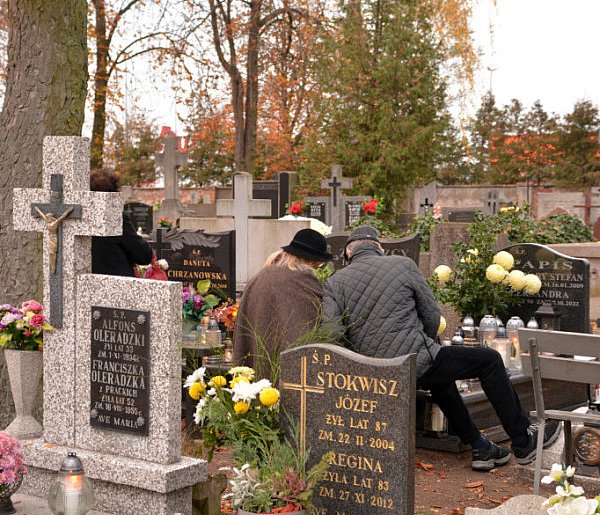 Savoir-vivre na 1 listopada. Jak się zachować podczas wizyty na cmentarzu?-13783