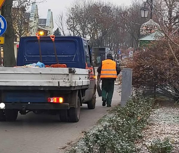 Mieszkanka Ciechocinka alarmuje: Jazda pojazdów miejskich po chodniku-13946