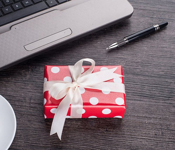 Świąteczna paczka może stać się problemem. Skarbówka patrzy z ukrycia-13997