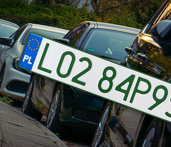 Tablice z zielonymi napisami na kolejnych autach. Nie chodzi o "elektryki"-14177