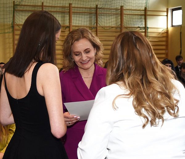 Łzy i wzruszenie w Ciechocinku. Tak maturzyści żegnali swoje LO! [ZDJĘCIA]