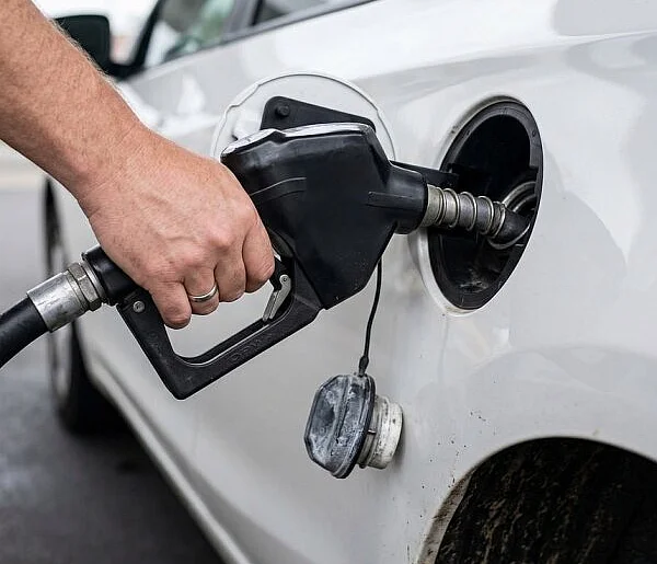 Jak długo będziemy tankować taniej? Rząd podał nowy termin