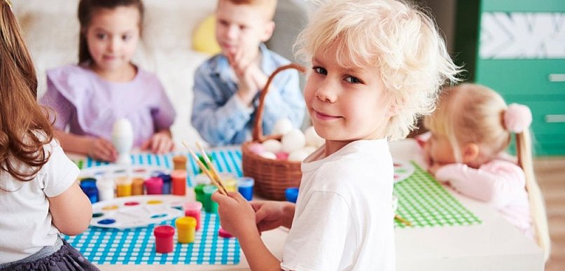 Zawód opiekunki dziecięcej – ścieżka kariery, kwalifikacje i codzienna praca