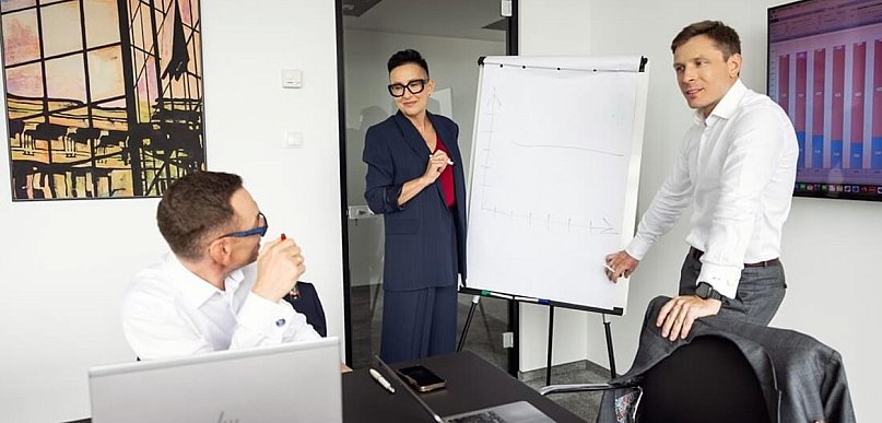 Payroll w dużej organizacji — jak zapewnić terminowość, zgodność i bezpieczeństwo