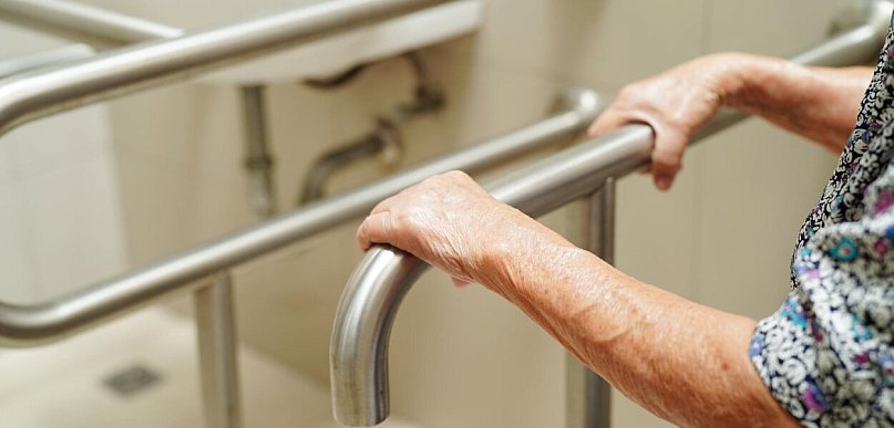 Czym kierować się, kupując uchwyty łazienkowe dla niepełnosprawnych seniorów