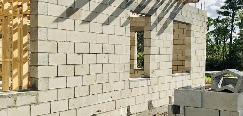 Jak wybrać materiały ścienne do budowy domu energooszczędnego krok po kroku?