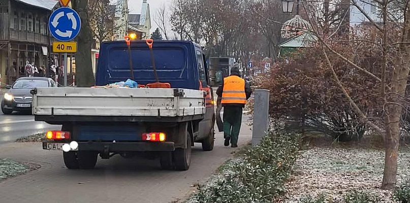 Mieszkanka Ciechocinka alarmuje: Jazda pojazdów miejskich po chodniku - 13946