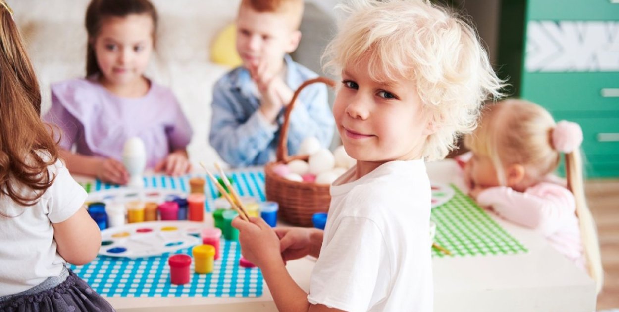 Zawód opiekunki dziecięcej – ścieżka kariery, kwalifikacje i codzienna praca