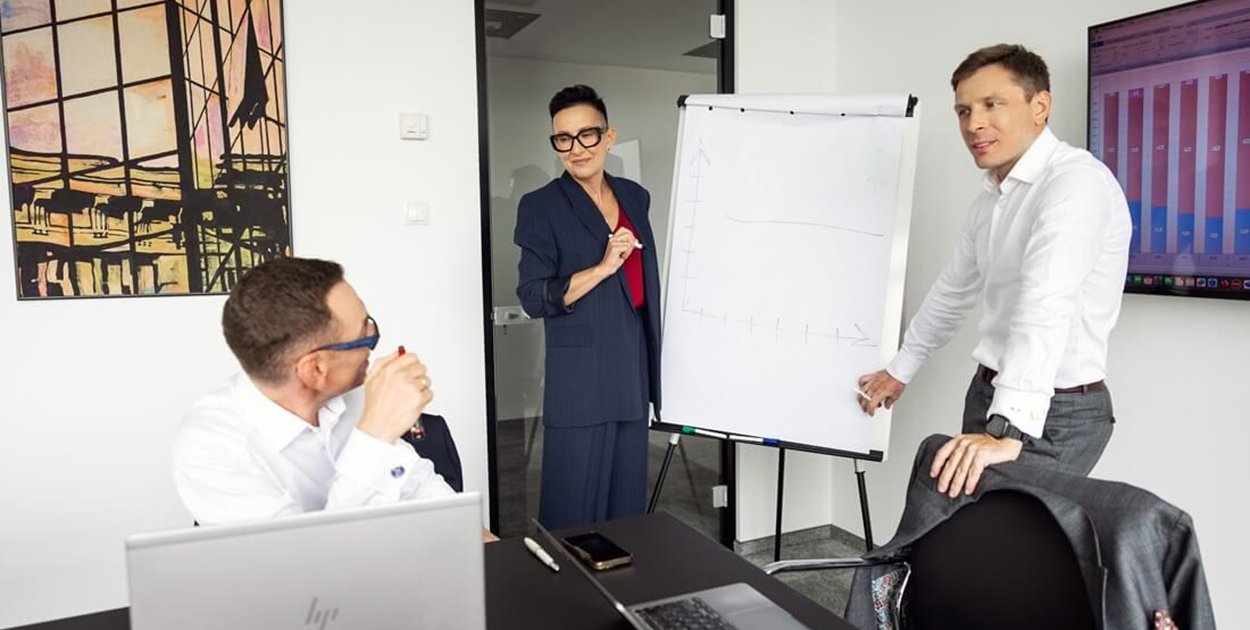 Payroll w dużej organizacji — jak zapewnić terminowość, zgodność i bezpieczeństwo