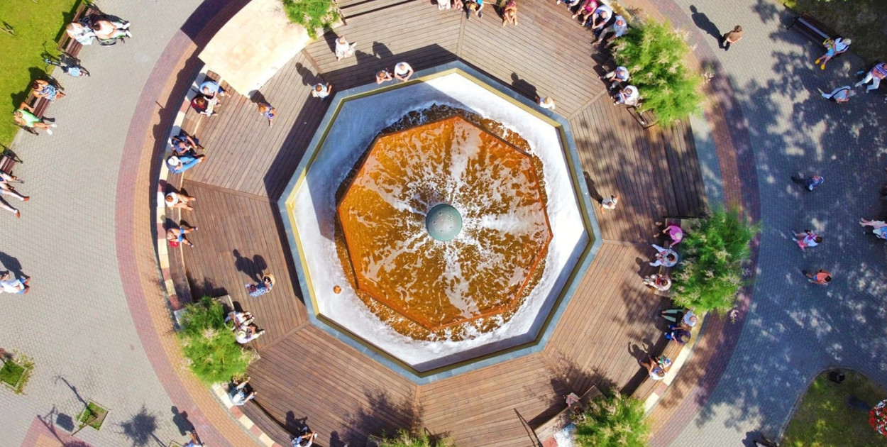 Kuracjusze pytają AI, a nie lekarza? Nowy trend może być groźny dla zdrowia