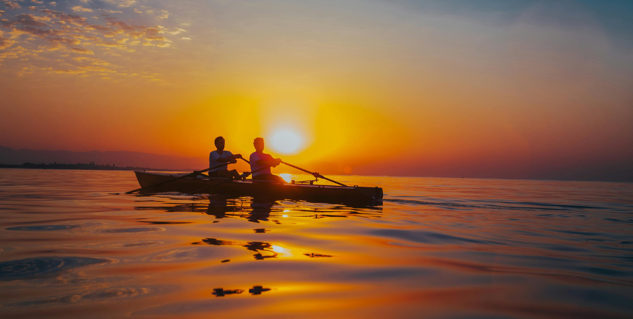Zdrowy kręgosłup i aktywny wypoczynek: Kajaki na Mazurach dla osób 50+